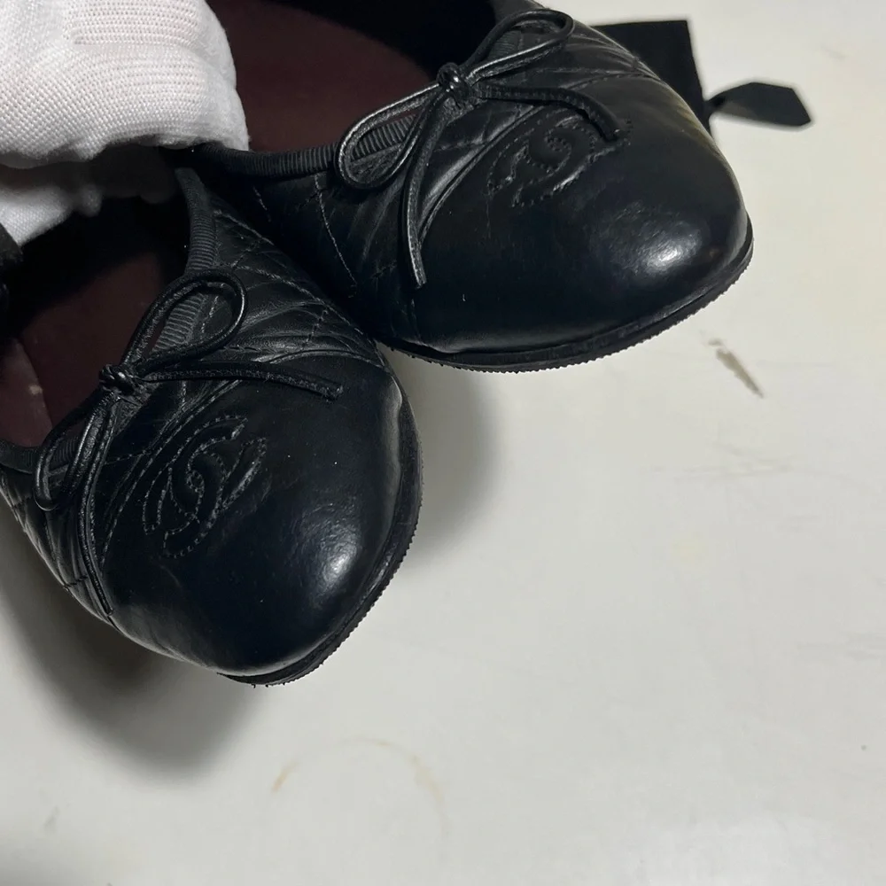CHANEL Black Quilted Leather CC Logo Ballet Flats